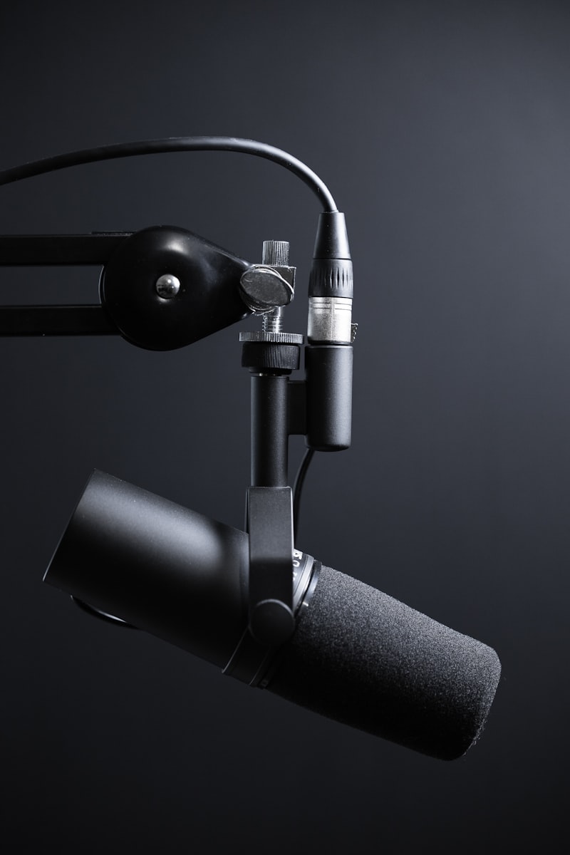 Set podcast con attrezzatura e pannelli acustici